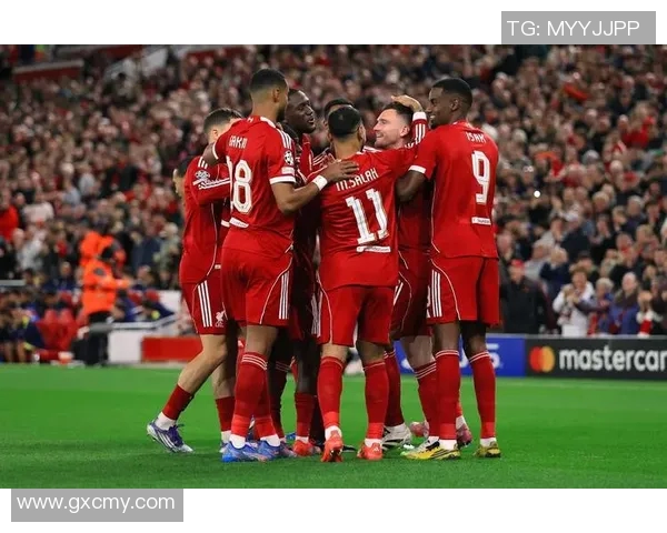 足球球星背身拿球展现技术与智慧的精彩瞬间 足球球星背身拿球展现技术与智慧的精彩瞬间